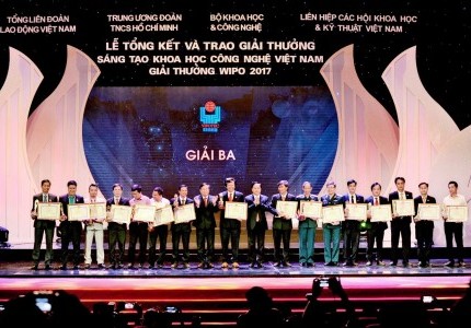 Chủ tịch GFS Phạm Thành Công trao giải Vifotec